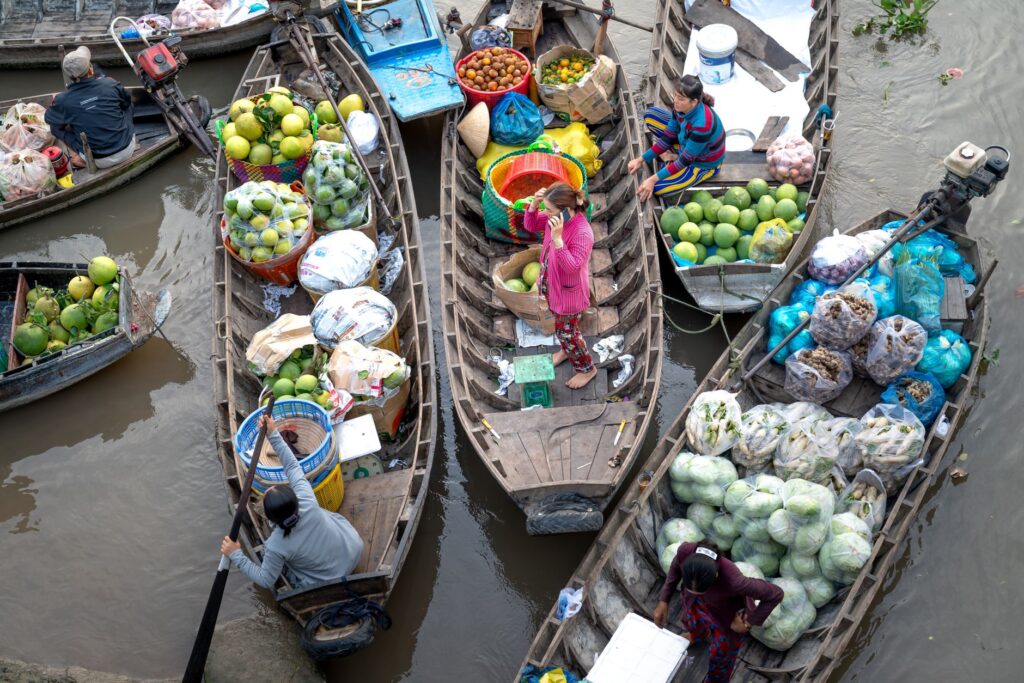 El laberinto intermodal del delta del Mekong: sampanes a motor, pasos fluviales y la frágil conectividad de un laberinto acuático