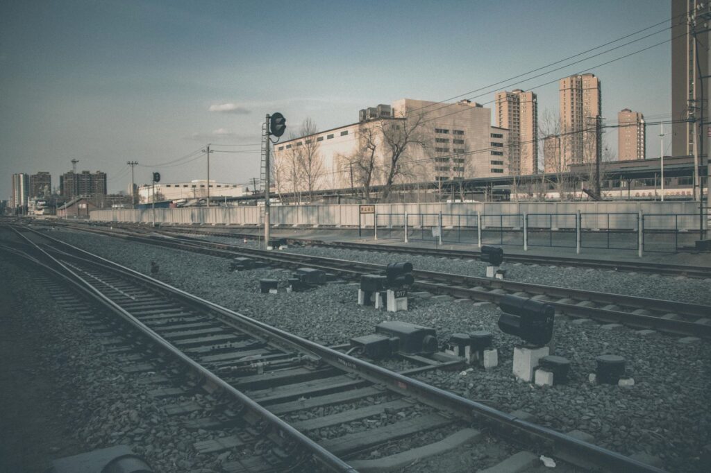 El Ferrocarril Transmongol: Ingeniería esteparia, logística fronteriza y la conectividad ferroviaria histórica entre Ulán Bator y la frontera de Naushki