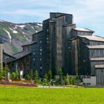 El silencio milenario de los baños de vapor de Loudenvielle: hidroterapia pirenaica y arquitectura de pizarra en los valles de Louron