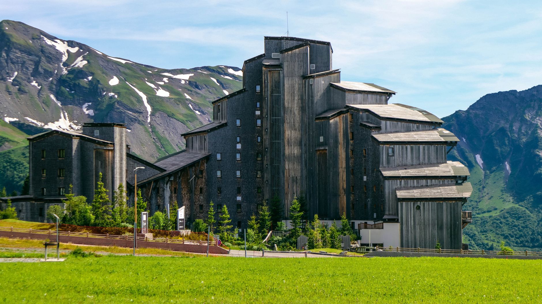 El silencio milenario de los baños de vapor de Loudenvielle: hidroterapia pirenaica y arquitectura de pizarra en los valles de Louron