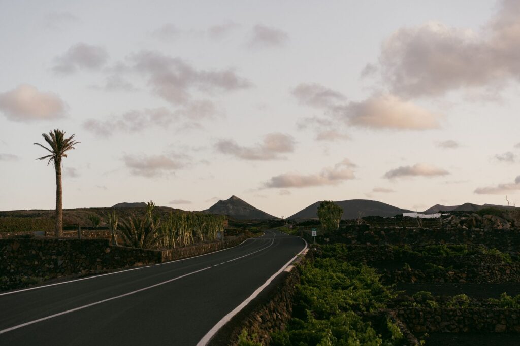 El laberinto de las llanuras volcánicas: cómo los autobuses de hidrógeno y los senderos de lava transforman el transporte en Lanzarote