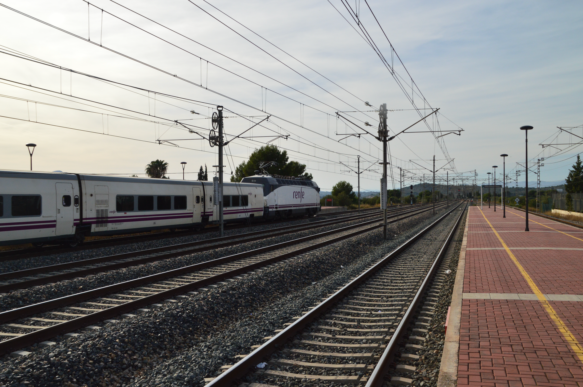 La Conectividad Ferroviaria de Alta Velocidad en la Península Ibérica: Redes, Infraestructura y Retos Logísticos
