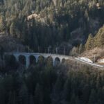 El latido secreto del ferrocarril de la Rhaetian: ingeniería alpina y el pulso vertical de los viaductos suizos