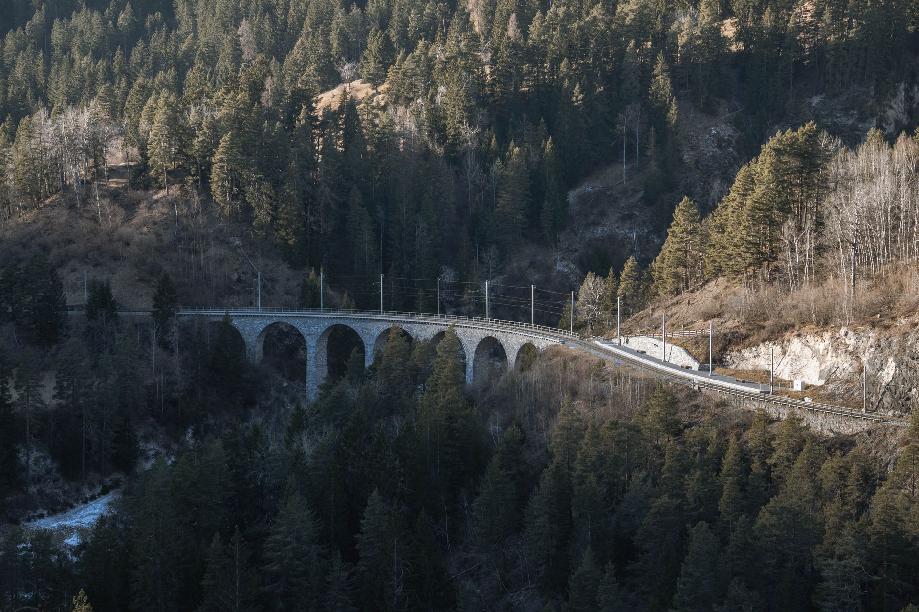 El latido secreto del ferrocarril de la Rhaetian: ingeniería alpina y el pulso vertical de los viaductos suizos