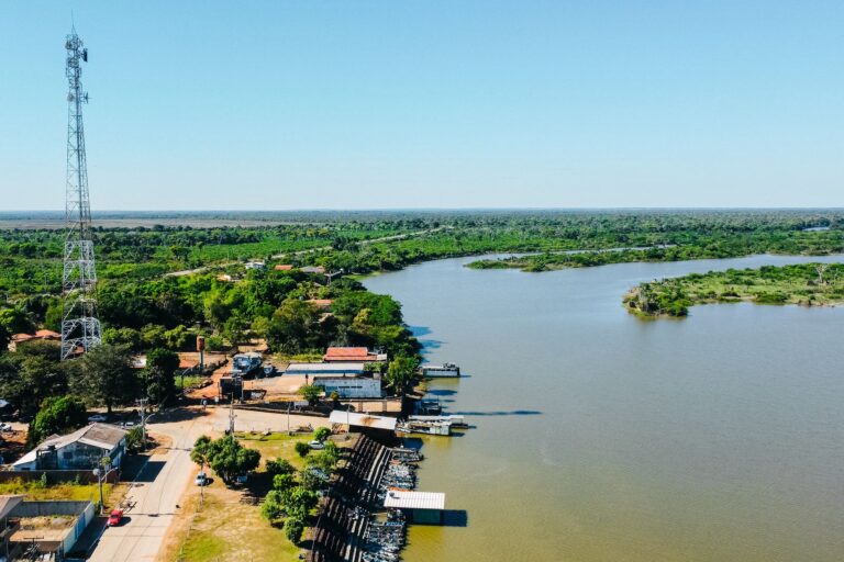The Southern Pulse of the Orinoco Delta: Wooden Canoes, River Channels, and the Amphibious Connectivity of the Warao Community