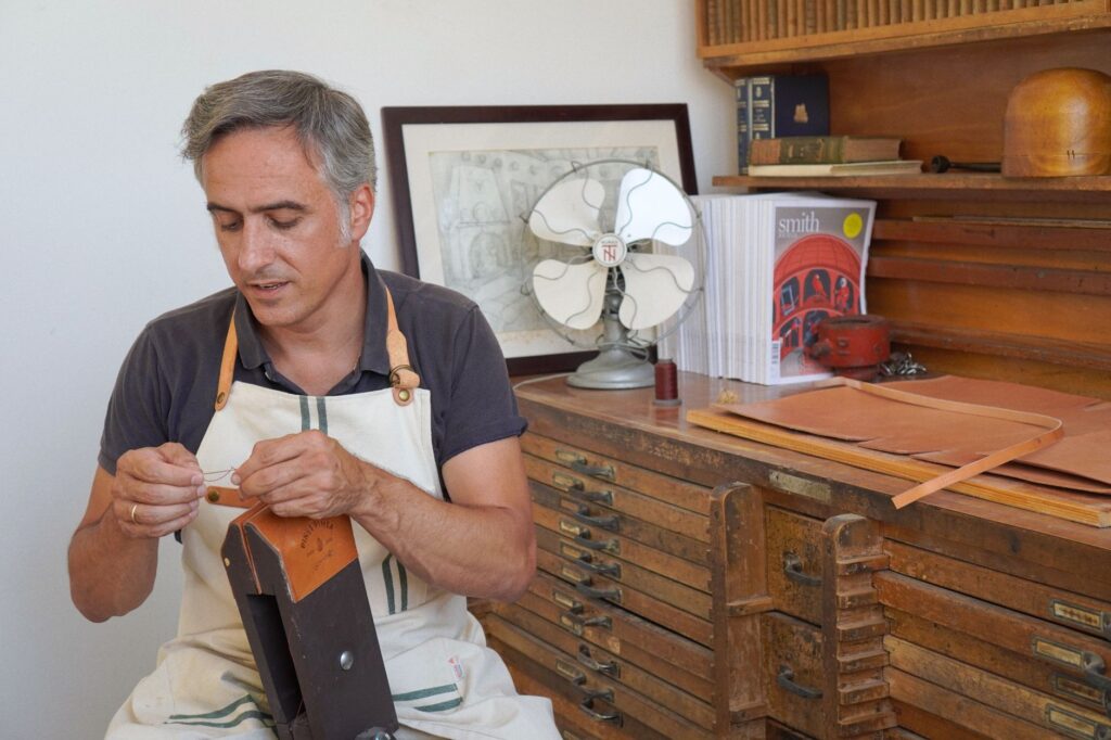 El latido de la encuadernación en rústica artesanal: hilo, lomo y memoria en los obradores de Valencia