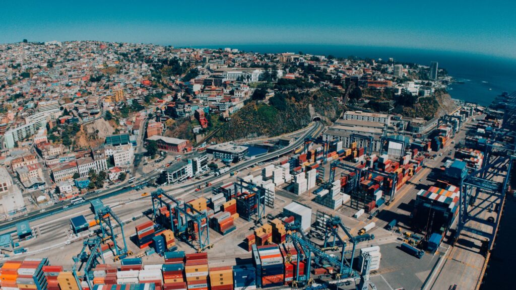 El latido meridional de la región de Valparaíso: Ascensores históricos, trolebuses centenarios y la conectividad anfibia del litoral chileno