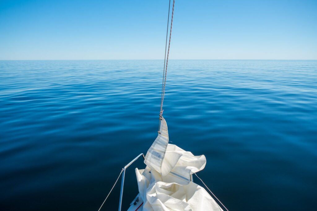 La Travesía del Mar de los Sargazos a Vela: Guía de Expedición y Navegación Oceánica en el Vórtice del Atlántico