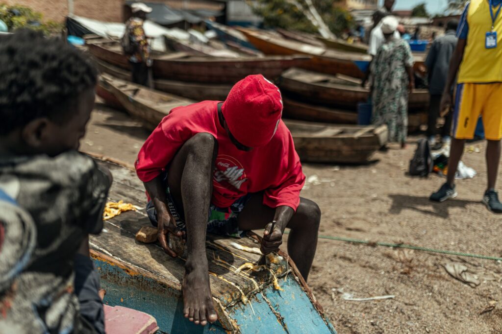 El latido de los canales de Zanzíbar: la logística dhow, los puertos de marea y la conectividad anfibia del archipiélago