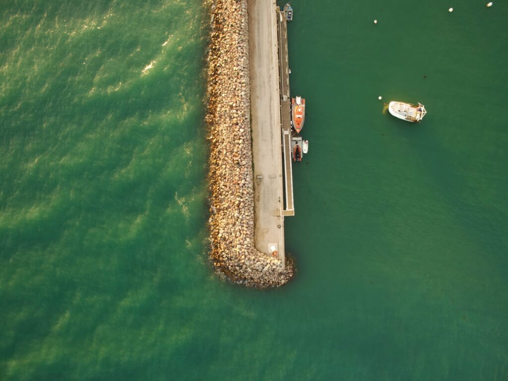 El latido meridional del archipiélago de las Eolias: Vapores de caleta, muelles volcánicos y la conectividad insular de Lipari