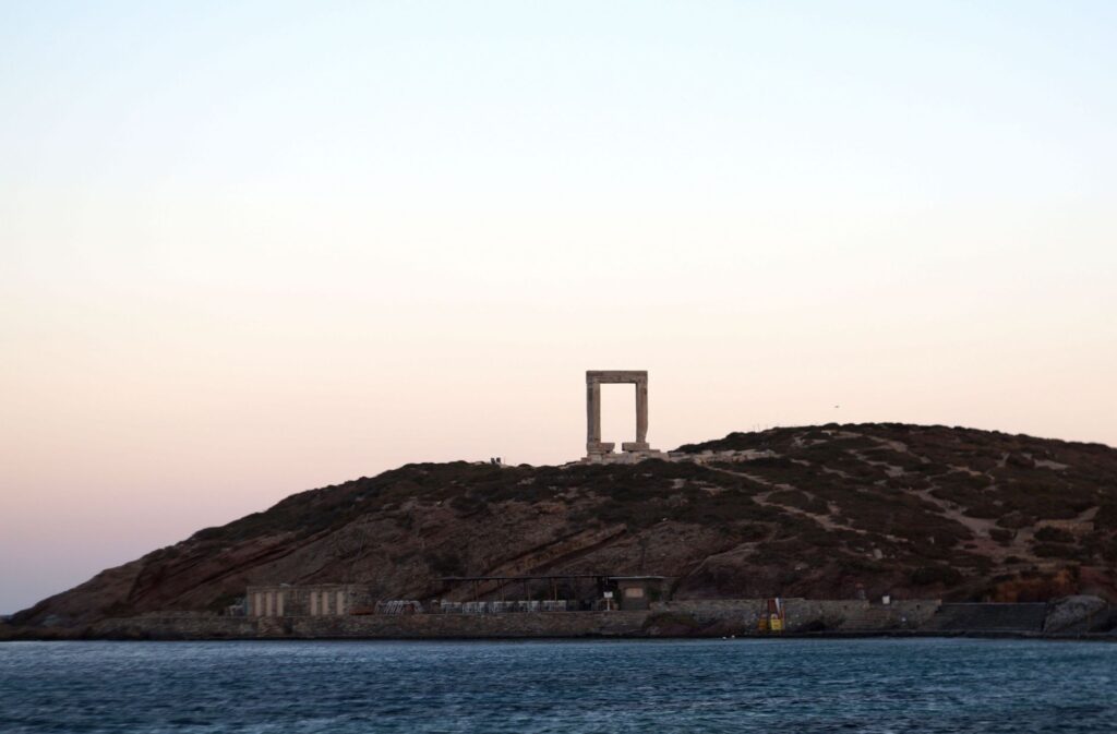 El latido meridional de Naxos: Ingeniería de terrazas, cabotaje egeo y la conectividad insular de las Cícladas