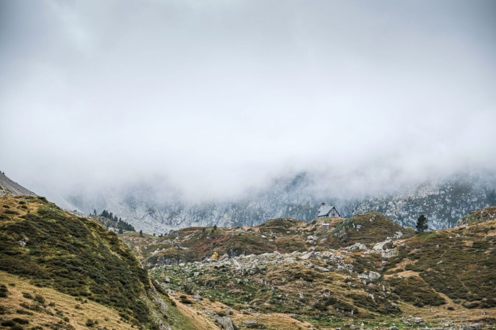 La Travesía del Sendero de GR 20 en Córcega: Guía de Expedición y Senderismo por la Cresta Granítica del Mediterráneo