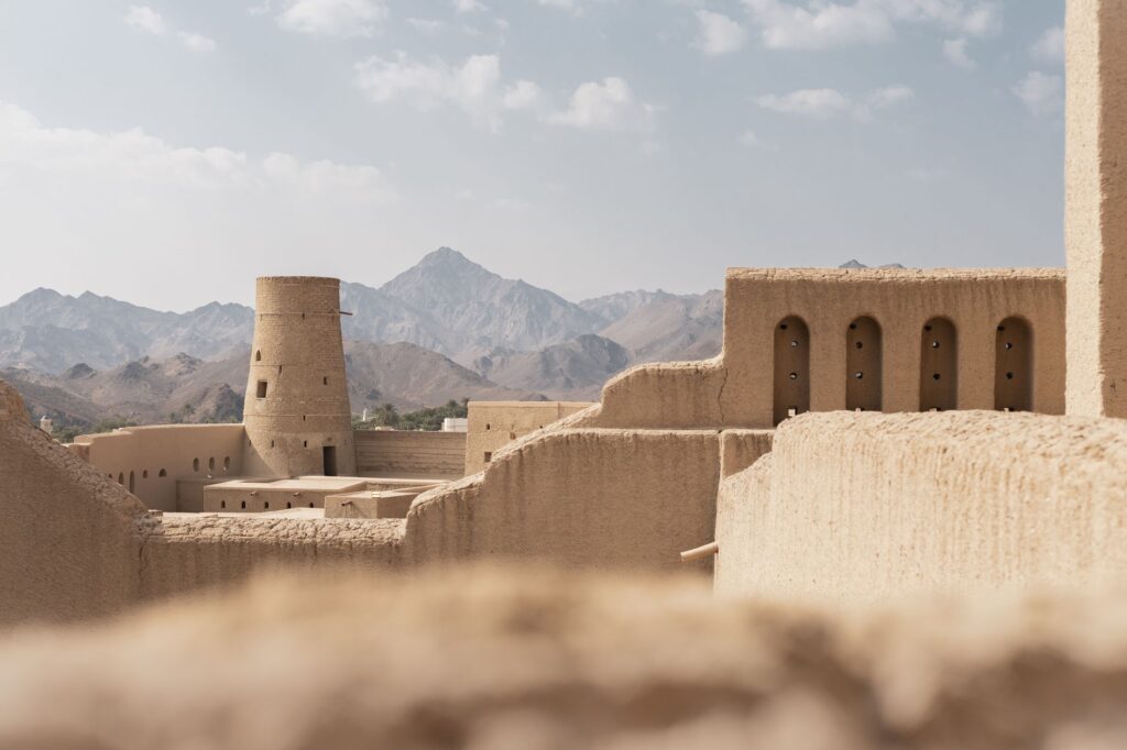 El laberinto intermodal del desierto de Rub al-Jali: Camiones cisterna de alta presión, pistas de dunas y la frágil conectividad de los oasis de Liwa