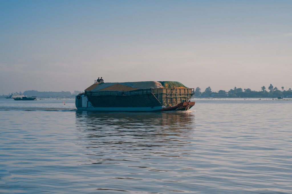 El laberinto intermodal del delta del río Volta: Barcazas de madera, canoas de pescadores y la frágil conectividad de las islas fluviales de Ada