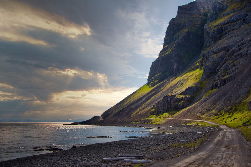 El latido del ferry de los fiordos occidentales: navegación remota y aislamiento atlántico en Islandia