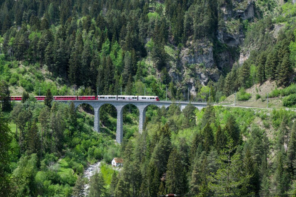 El Ferrocarril del Bernina: Ingeniería de glaciares, logística alpina y la conectividad ferroviaria histórica entre Suiza e Italia