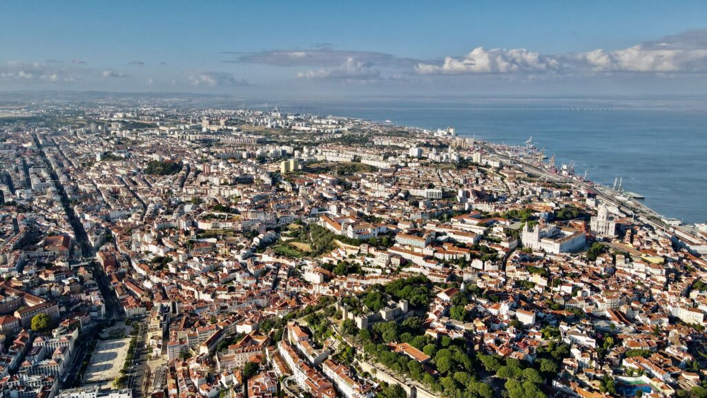El latido de hierro de los tranvías de Lisboa: Adoquines, contrapesos y la ingeniería anfibia de las Siete Colinas