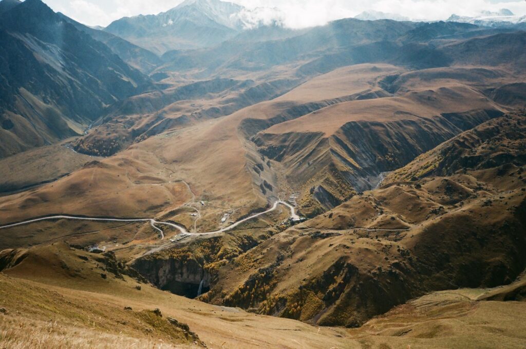 El Ferrocarril del Pamir: Ingeniería de alta montaña, logística de la Ruta de la Seda y conectividad ferroviaria transasiática