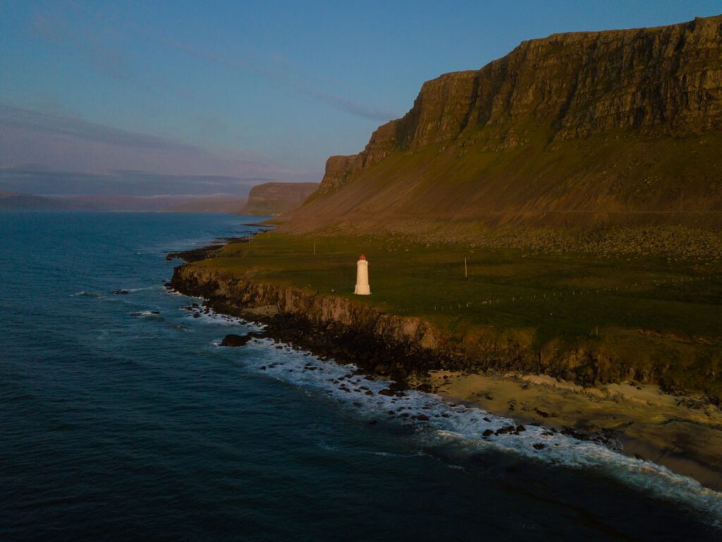 La Travesía de los Fiordos Occidentales de Islandia: Guía de Expedición y Navegación Costera en el Atlántico Norte