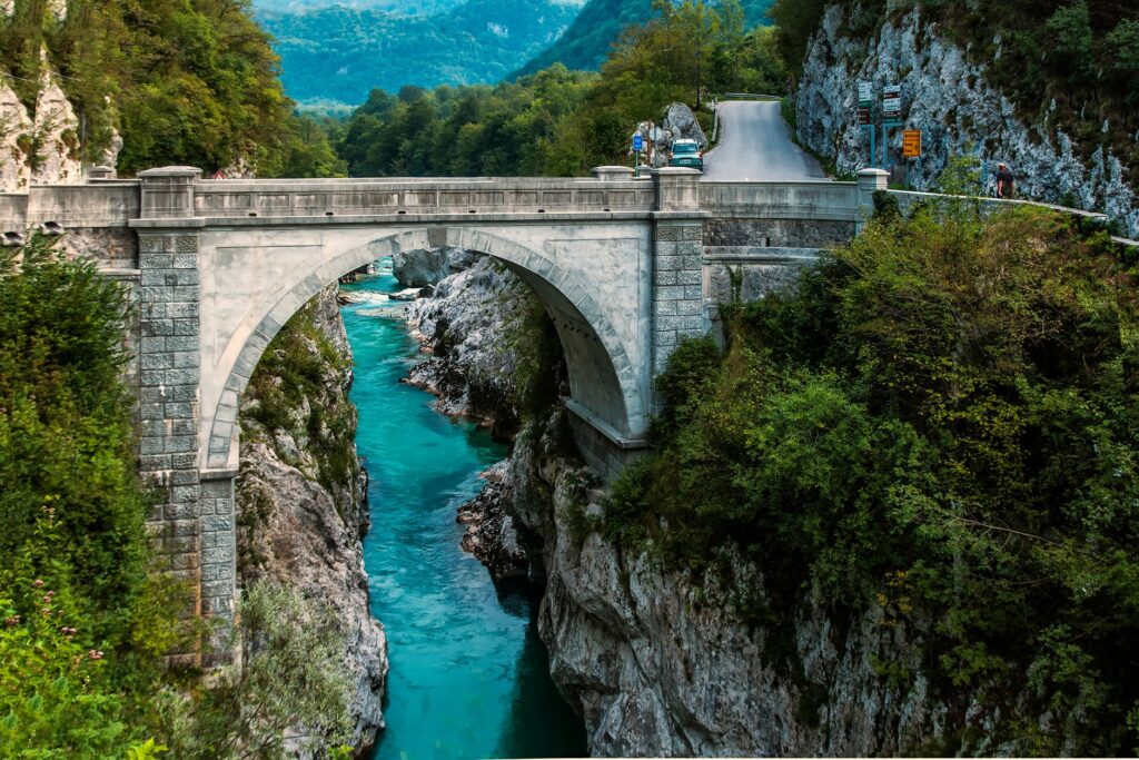 El latido férreo de los Alpes Julianos: Ingeniería, pasos de montaña y la conectividad ferroviaria de la línea Bohinj