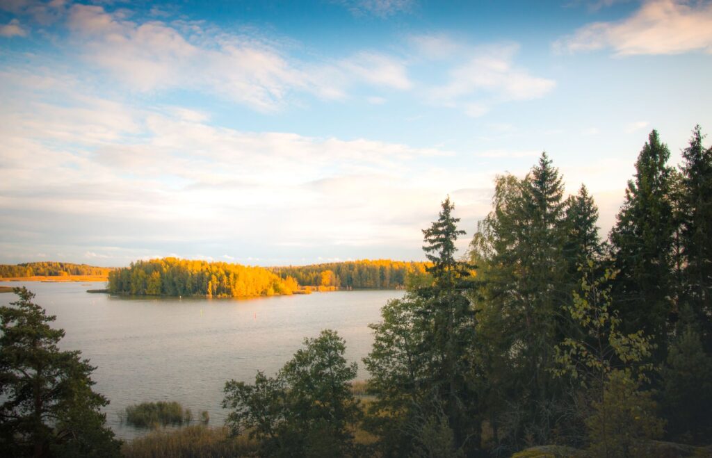 El laberinto de los canales de agua dulce: cómo la navegación eléctrica silenciosa y las rutas ciclistas de los archipiélagos transforman la movilidad en el lago Saimaa