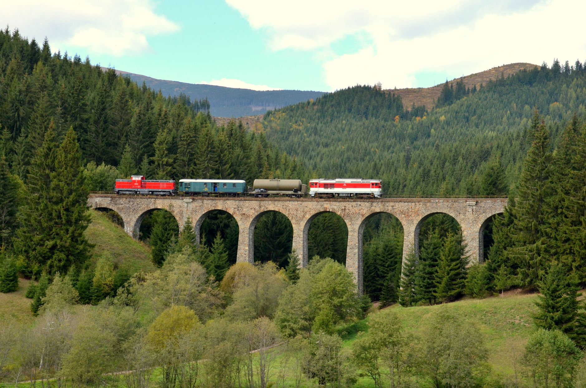 El Ferrocarril de los Cárpatos: Ingeniería de montaña, logística forestal y la conectividad ferroviaria en Rumanía