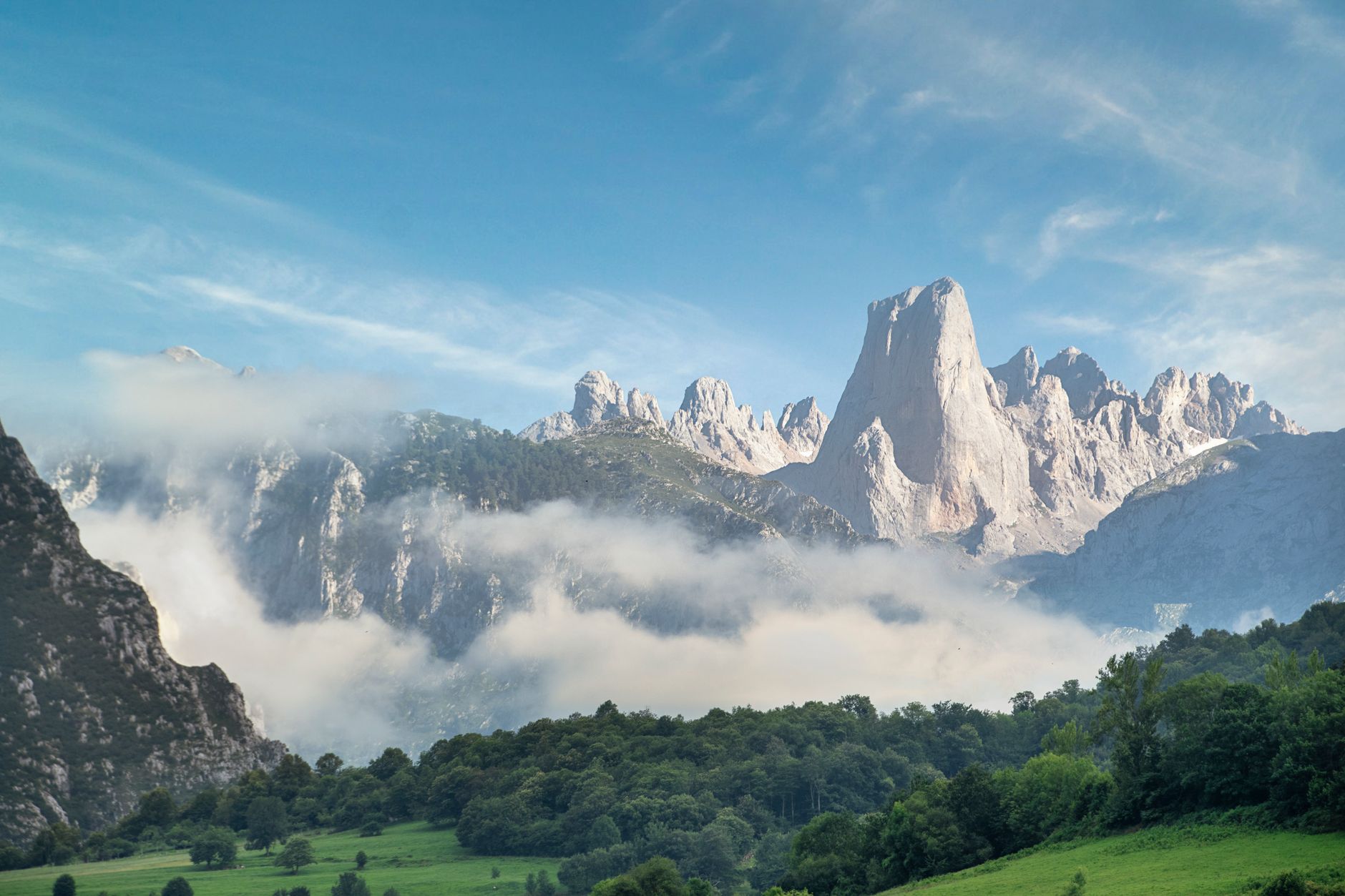 La Senda de las Marmotas y los Glaciares: Guía de Alta Montaña en el Parque Nacional de los Picos de Europa