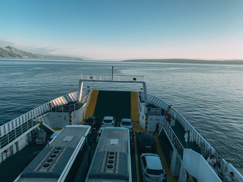 El latido meridional del archipiélago de las Bocas del Kotor: Vapores de ensenada, muelles de piedra y la conectividad anfibia del fiordo montenegrino