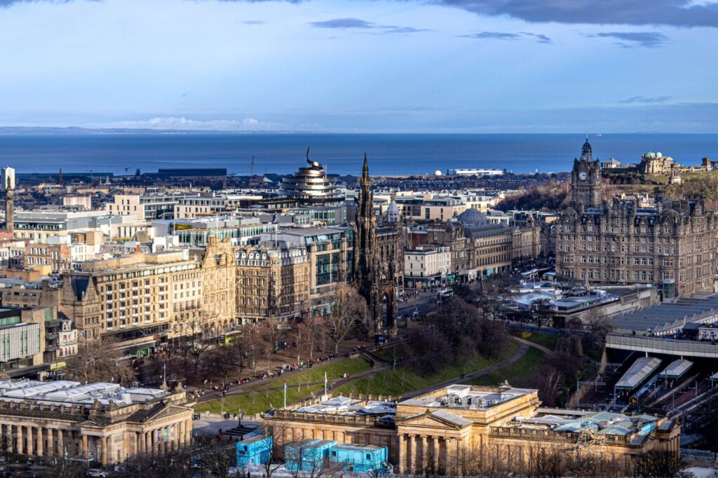Edimburgo, más allá de la piedra: El latido oculto bajo la niebla escocesa