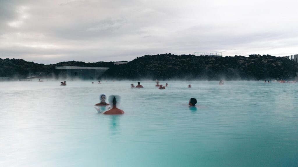 El silencio milenario de los manantiales de Saturnia: hidroterapia sulfurosa y arquitectura de piedra en la Maremma toscana