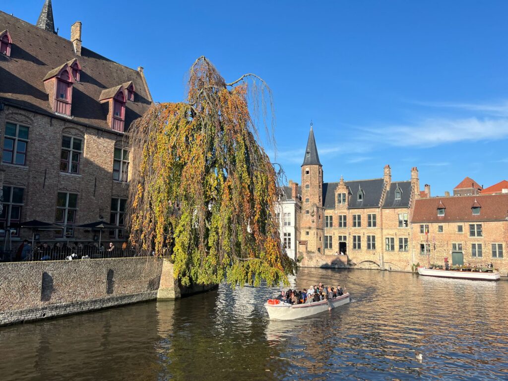 El silencio milenario de los canales de Flandes: navegación fluvial y arquitectura gótica en el corazón de Brujas