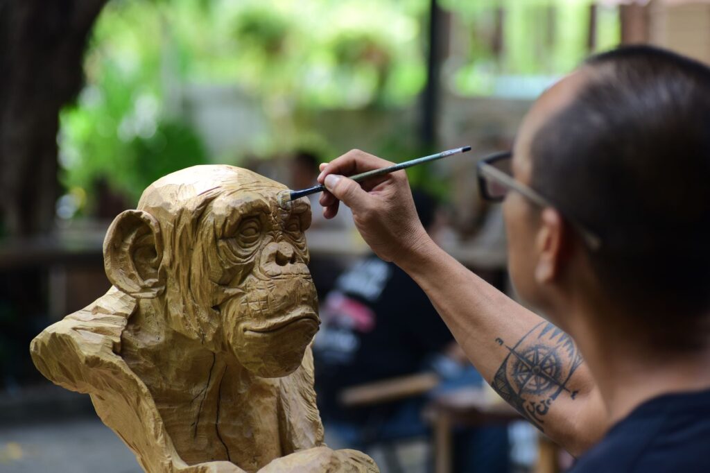 El Renacimiento de la Escultura en Madera de Olivo: Raíz, Gubia y Memoria en los Talleres de Andalucía