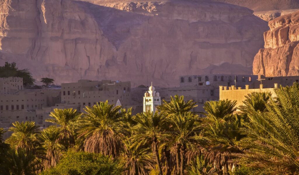 El laberinto intermodal del Wadi Hadhramaut: Caravana, camiones cisterna y la frágil conectividad de los valles fluviales en el sur de Arabia