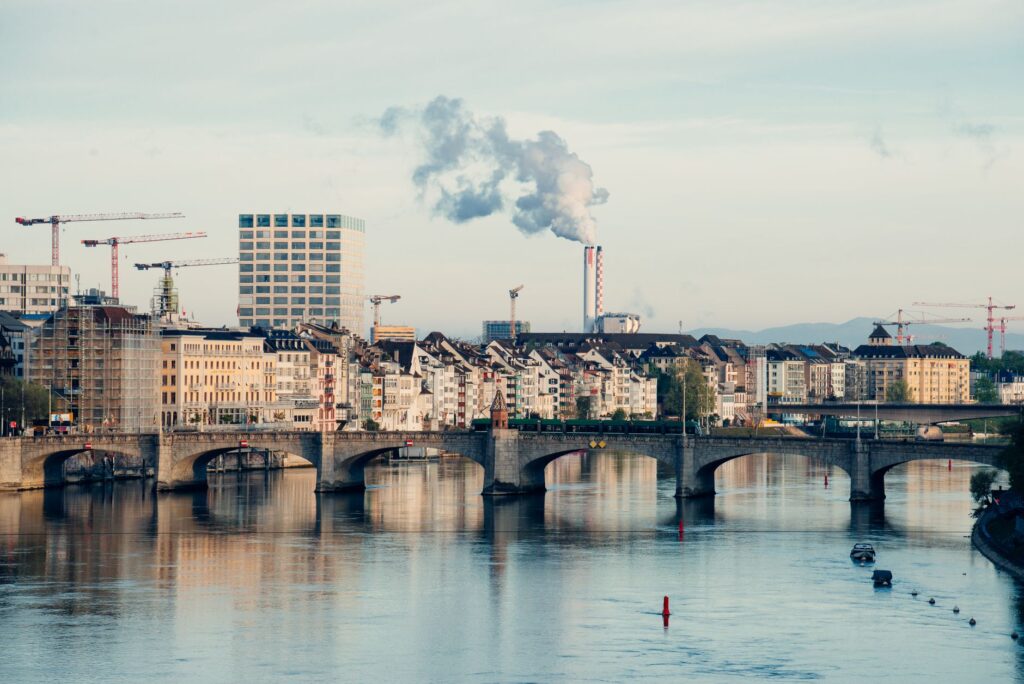 El Pulso Fluvial del Rin: Navegación, Logística e Infraestructura en el Eje Arterial de Europa