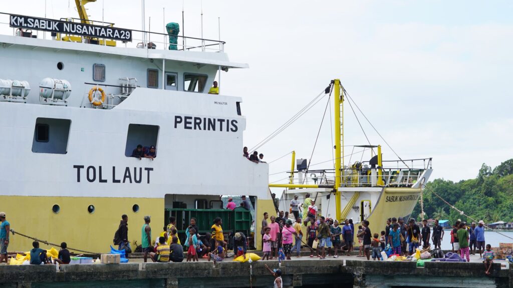 El laberinto intermodal del archipiélago de Fiyi: barcazas de casco plano, arrecifes coralinos y la frágil conectividad de un confín insular