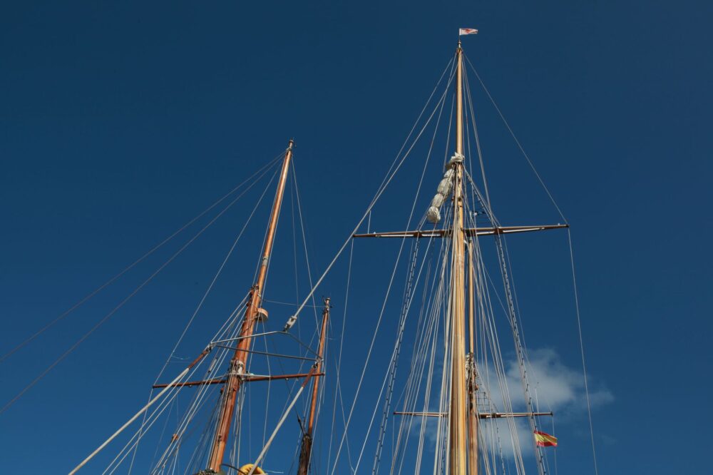 Navegación en el archipiélago de las Azores: Guía de expedición marítima y travesía atlántica entre islas volcánicas