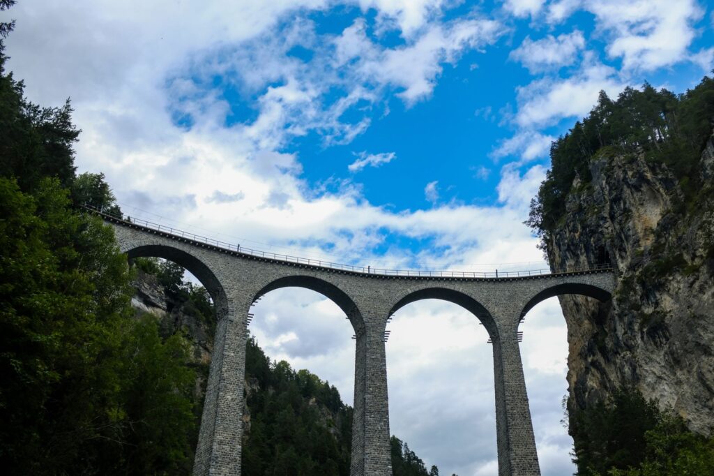 El Tren de las Plantaciones de Darjeeling: Ingeniería de vapor, logística de montaña y la conectividad ferroviaria hacia el Himalaya indio