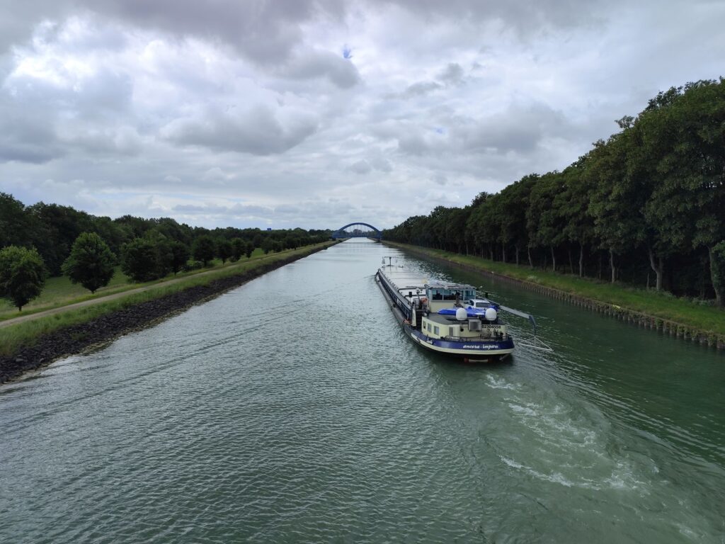 El laberinto fluvial del Rin: Ingeniería de esclusas, barcazas de carga y la conectividad anfibia de Europa Central