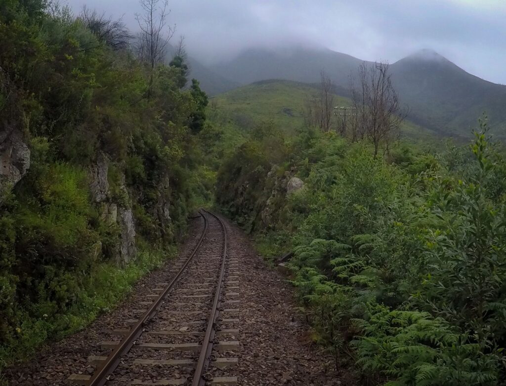 El Ferrocarril de Yunnan: Ingeniería de abismos, logística francesa y la conectividad ferroviaria histórica hacia el sudoeste de China