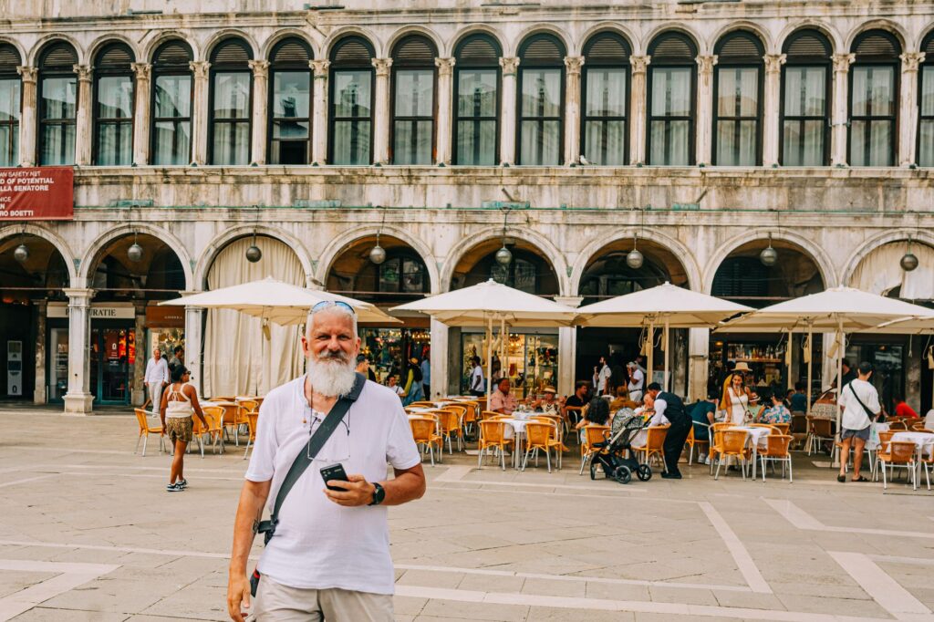 El peligro invisible del viaje moderno: la estafa del código QR que el turista pasa por alto