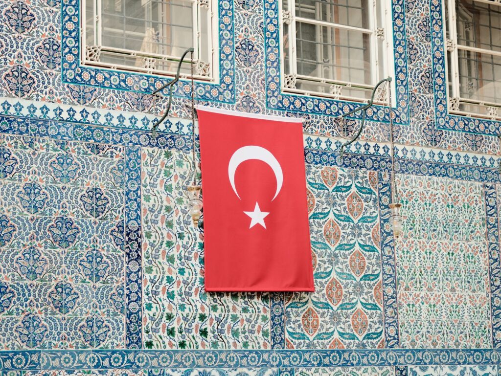 El laberinto de hierro de los funiculares de Estambul: Ingeniería otomana, topografía bicontinental y la movilidad anfibia del Bósforo