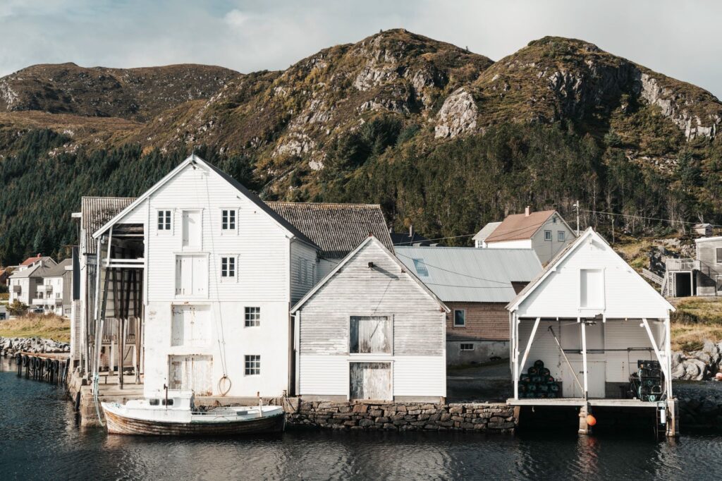 El pulso invisible de los fiordos de Shetland: navegación costera y arquitectura de piedra en el archipiélago boreal