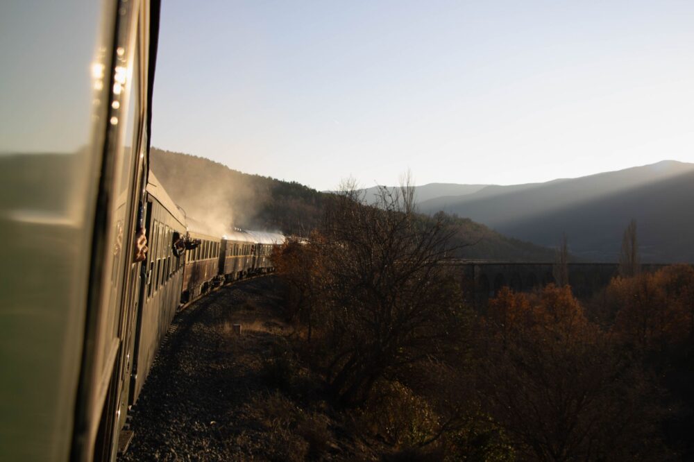 La ruta transpirenaica en tren histórico: cronica de un viaje lento por la columna vertebral de Europa