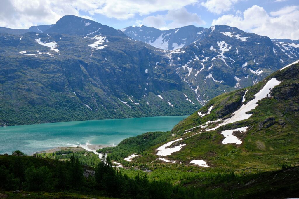 El Dominio Silencioso de Jotunheimen: Geología Glaciar, Alta Ruta y Sostenibilidad en el Techo de Noruega