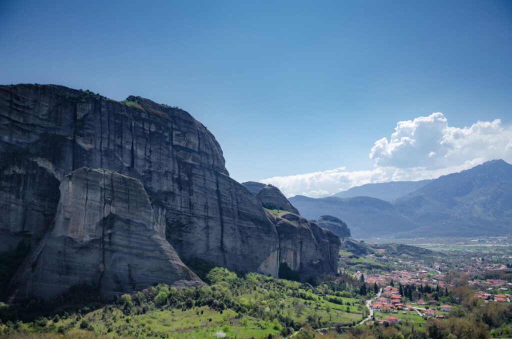 El silencio magnético de los antiguos monasterios de Meteora: Entre el cielo, la roca y la memoria de los hombres