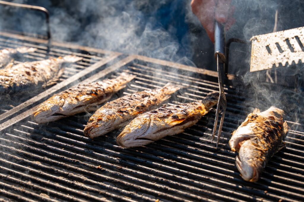 El secreto del carbón y la marea: La tradición viva de los asadores de pescado en Getaria y el territorio costero vasco