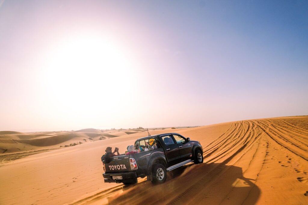 El laberinto intermodal del desierto de Sharqiya: Pistas de sal, caravanas de cuatro por cuatro y la frágil conectividad de las arenas omaníes