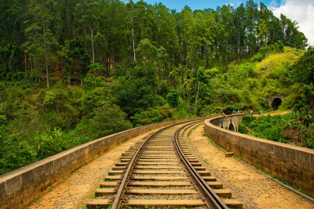 El Expreso de Ella: Ingeniería británica, logística cingalesa y la conectividad ferroviaria en las tierras altas de Sri Lanka