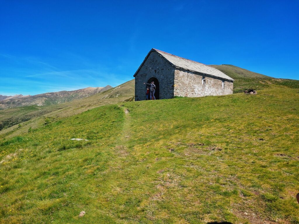 El silencio milenario de los valles de Andorra: termalismo de alta montaña y arquitectura de pizarra en el Pirineo