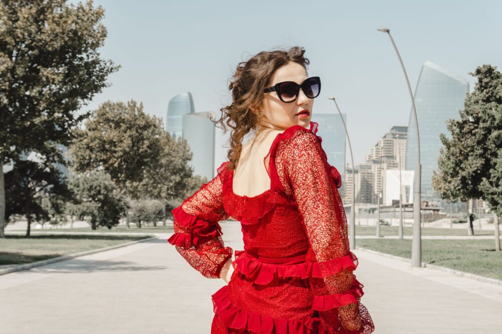 Guía de estilo para invitadas de boda en invierno: Elegancia y sofisticación según cada destino